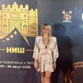 Jovana Jeremić na Međunarodnom filmskom festivalu Voditeljka u kratkoj haljinici - istakla bujni dekolte i popela se na…
