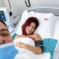 Prva slika pevačice samo nekoliko sati nakon porođaja: Muž ušao u sobu, pa je domah uslikao i podelio javno