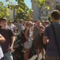 Protest đaka Jovine ispred Mašinske škole u Novom Sadu u znak podrške profesorima: Pet otpušteno, pet suspendovanih nije…