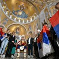 (Foto) Srdačan doček u Hramu Svetog Save: Patrijarh Porfirije ugostio osnovce iz Hercegovine povodom Dana srpskog jedinstva