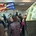"Nama ova pomoć mnogo znači" Reporter Kurira sa građanima u redu za 6.000: Podizanje novca za nekoliko minuta, evo šta su…