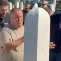 Nakon što se niko od poznatih nije pojavio na grobu Bešlića, Dino jedvan izgovorio ove reči: "Rekli smo..."