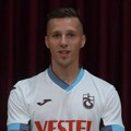 Oršić servira hranu navijačima Trabzona: Originalan način predstavljanja novog igrača