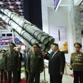 Kim Džong-un pokazao zabranjene balističke rakete ruskom ministru odbrane, Šojgu njemu dao Putinovo pismo