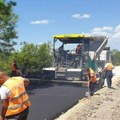 Nadležni apeluju na oprez svim vozačima koji se nadju na ovom putnom pravcu: Putari asfaltiraju deonicu od Raške do Novog…