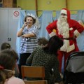 Deda Mraz na havajima: Novogodišnja predstava za đake šoso "Ivo Lola Ribar" u Kraljevu