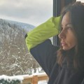 Sloboda Mićalović uživa u zimskoj idili, a s njom i ovaj poznati frajer: Glumica se javila s planine i pokazala kako provodi…
