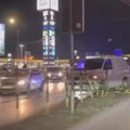 Karambol u Nišu, kombijem se zakucao u zaštitnu ogradu: Srča po putu, policija na terenu vrši uviđaj (video)