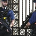 Napad u Londonu: Mačetom izbo prolaznike i policajce (video)