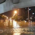 Neverovatni snimci nakon jake oluje u Beogradu: Reke u ulicama, automobili izviruju iz vode