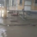 Oluja stigla na jug Srbije Ulice su već pod vodom, jak vetar nosi sve, na udaru ovaj grad