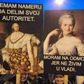 U ovu devojku na protestu u Lazarevcu su svi gledali – imala je najzanimljiviji transparent koji je mnoge nasmejao