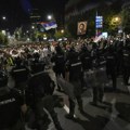 AP: Sukobi demonstranata sa lojalistima autokratskog predsednika Aleksandra Vučića i policijom na ulicama Srbije