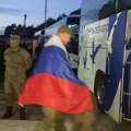 Avion sa ruskim vojnicima oslobođenim iz Ukrajine sleteo u Moskovsku oblast