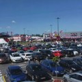 Као да деле бесплатно Невероватна гужва у Чачку, отворен највећи тржни центар у Западној Србији
