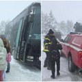 (Foto) drama na divčibarama Dva autobusa puna dece ostala zaglavljena u snegu munjevitom akcijom vatrogasaca svi evakuisani na…
