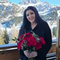 Dragana Mirković se baškari u Austriji: Ispija kafu, a oko nje raj! Dobila i buket crvenih ruža, odmah se pohvalila