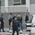 Prve fotografije sa mesta pucnjave na Novom Beogradu: Policija ispred restorana u kojem je ranjen vlasnik, na kafić pre…