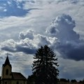 Moguće kratkotrajne vremenske nepogode uz kišu, grad i jak olujni vetar