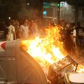 Prevrću kontejnere, čupaju žardinjere, penju se na bandere: Eskalacija nasilja učesnika protesta posle skupa na Slaviji (video)…