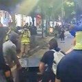 Prevrću kontejnere, čupaju žardinjere, penju se na bandere: Eskalacija nasilja učesnika protesta posle skupa na Slaviji (video)…