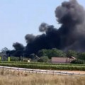 Veliki požar u Majuru: GORI AUTO – OTPAD, VATROGASCI NA TERENU (FOTO)