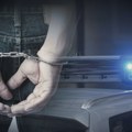 Kragujevačka policija privela mladića kod kog su pronađeni sekira, nož i gasni pištolj