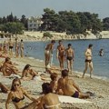 Snimak sa letovanja iz doba Jugoslavije hit na mrežama! Ljudi sa nevericom gledaju prizore sa plaže: "Vidite li čega nema?"…
