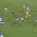 Auuu! Fudbaler Italije dao gol sa 70 metara! Nikome drugom ne bi palo na pamet da odavde šutira!