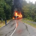 Užas kod Mladenovca, vatra progutala autobus: Objavljeni dramatični snimci na mrežama, na licu mesta vatrogasci (video)