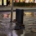 Bara na Terazijama: Pukla vodovodna cev, pa napravila haos na ulici (VIDEO)