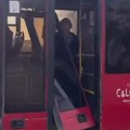 VIDEO: Otpala vrata autobusa u Beogradu, nadležni kažu da su ih razvalili putnici