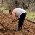 (Video) Goran Bogdan sa motikom u ruci: Glumac se snimao dok je obrađivao zemlju, a stajlingom oduševio sve pratioce