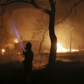 Vatra bukti na tri fronta! Veliki požar izbio na grčkom ostrvu Milos: Mobilisane jake vatrogasne jedinice
