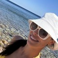 (Foto) skinula se Ana Ivanović: Bivša teniserka objavila vrelu fotografiju sa plaže: Obukla žuti bikini, pa zapalila mreže