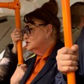 Poznata srpkinja se vozi gradskim prevozom - nude joj da sedne, a ona odbija - otkrila da se kaje: "Žalim što se nisam bogato…