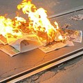Studenti blokirali raskrsnicu kod SKC, priređen performans – spaljeni provladini tabloidi