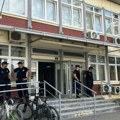 U toku sastanak studenata i dekana DIF-a: U zgradi više policajaca u opremi za razbijanje demonstracija
