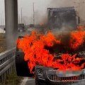 (Foto) jeziv prizor kod Rume: Vatra progutala automobil: Od vozila ostao samo metalni okvir