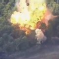 Grunula eksplozija: Rusi objavili snimak uništavanja tenka kamufliranog u šumi (video)