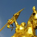 Muškarac ukrao mač sa statue Jovanke Orleanke u Parizu
