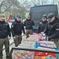 Niški žandarmi poklonili paketiće bolesnoj deci