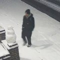Ukrao Sneška ispred kafića i nestao u noći, ljudi u šoku dele snimak sa nadzornih kamera (video)