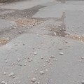 Čitaoci javljaju: Od para građana plaćaju održavanje puteva a rupe izvođači radova pune kamenjem i peskom