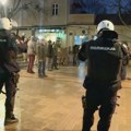 Građani i pristalice SNS se okupljaju na gradskom trgu u Aranđelovcu, kordon policije između njih