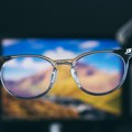 Naočare za plavo svetlo - spas za umorne oči ili zabluda: Dr Bajić objašnjava kako sačuvati vid ispred ekrana