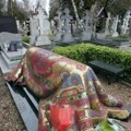 Raskošni ćilim krije tajnu večnog počivališta čuvenog umetnika: Nema tradicionalnih obeležja, a svi znaju čiji je