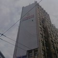 Skinut transparent „Srbija pobeđuje“ sa Palate Albanija, građani pozdravili uklanjanje