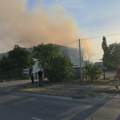 Sirene odzvanjaju Novim Sadom, izbio veliki požar! Gori magacin kurirske službe, vatrena stihija guta sve pred sobom: dim…