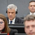 "Kosovo čeka", ali šta: Centar Prištine u zastavama OVK, tu je i projektor koji odbrojava dane do izricanja presude